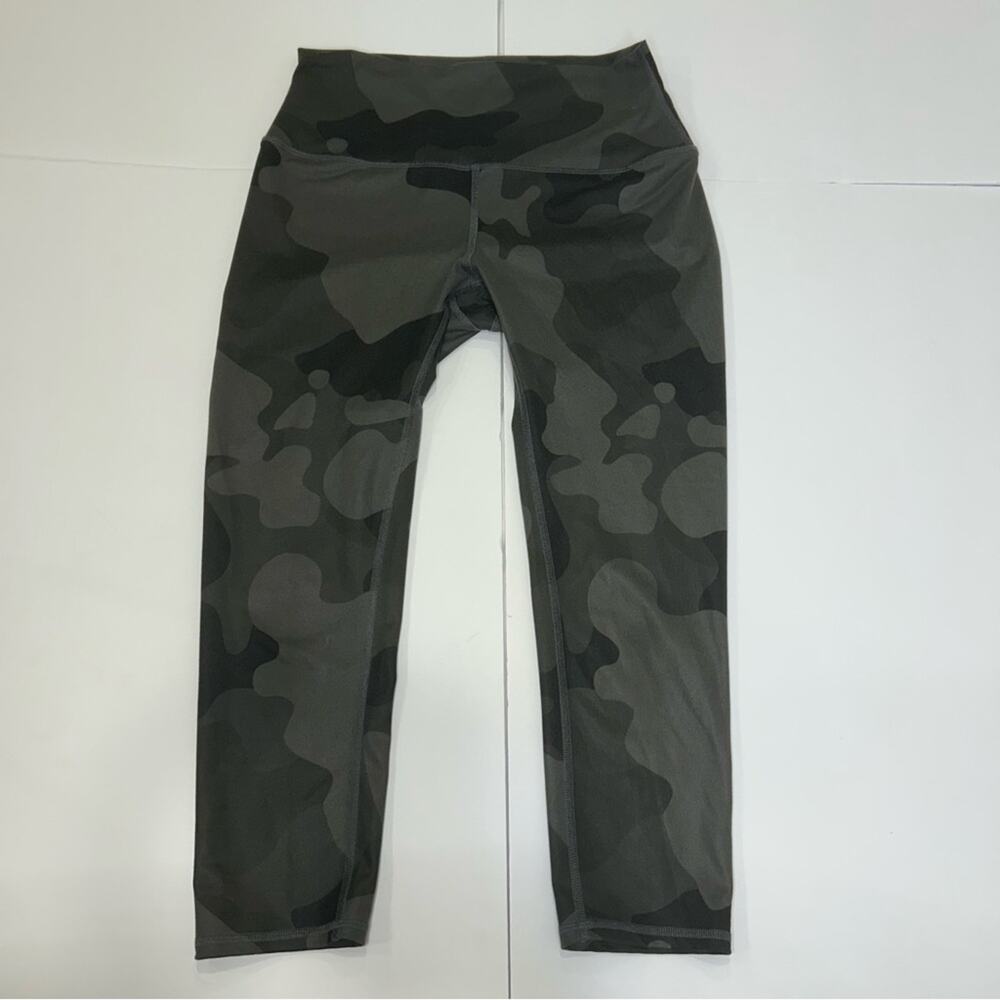 Alo camouflage Capri Leggings Mid Rise in Black and Grey. Women’s Medium.